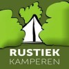 Logo van de website rustiek kamperen. Door te klikken op de knop hieronder kunt u meer over hen en ons lezen.